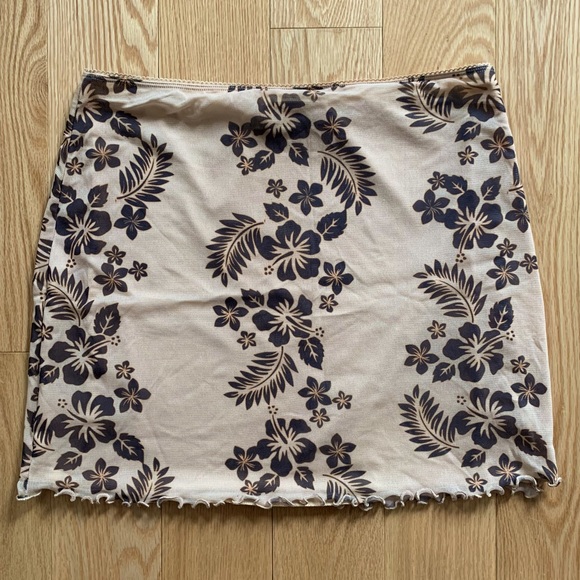 NWOT Beige Lettuce-Hem Hawaiian Mini Skirt - Picture 2 of 4